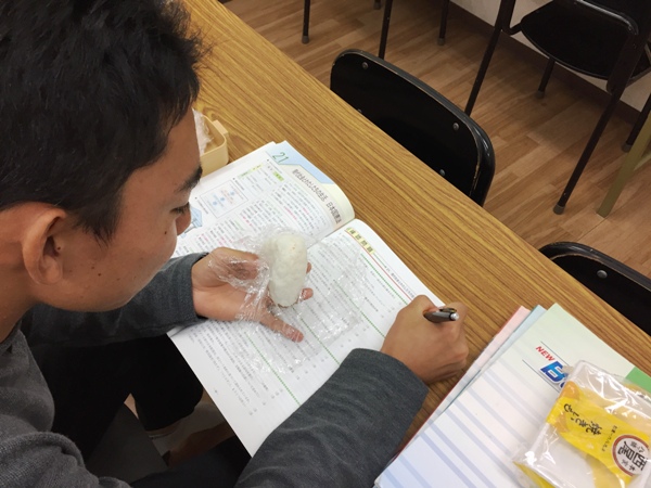 おむすびに齧り付いてでも！