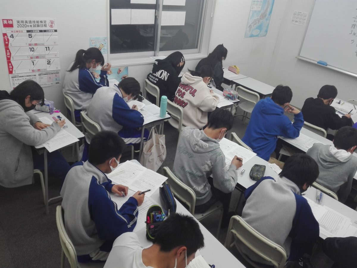 学年末テストに向けて　明日は菰野中学校学年末テストの発表日です。